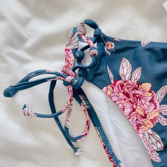 Cupshe bikini bottom low-rise with cheeky coverage tie sides New with tags! - Picture 4 of 10